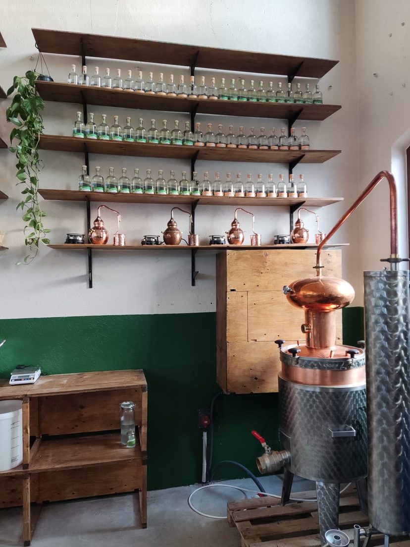 L'alambic en cuivre et les étagères de la distillerie