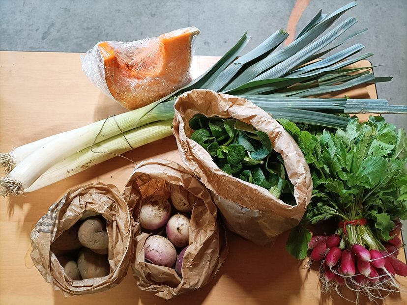 Poireaux, radis et pommes de terre du jardin