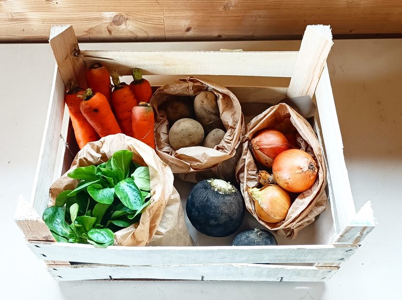 Une cagette de légumes du jardin