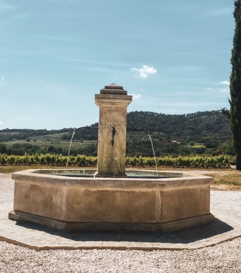 La fontaine du domaine, face aux vignes
