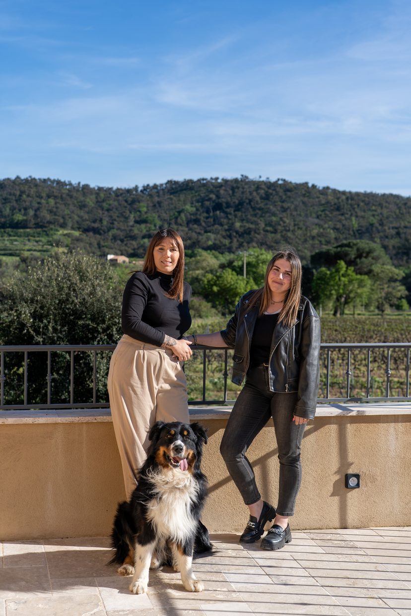 Sur la terrasse du domaine, au pied du massif des Maures