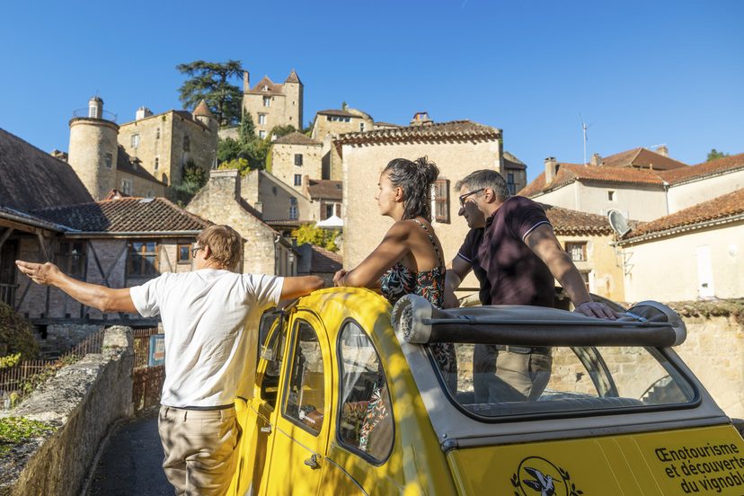 La 2CV jaune devant les vignes