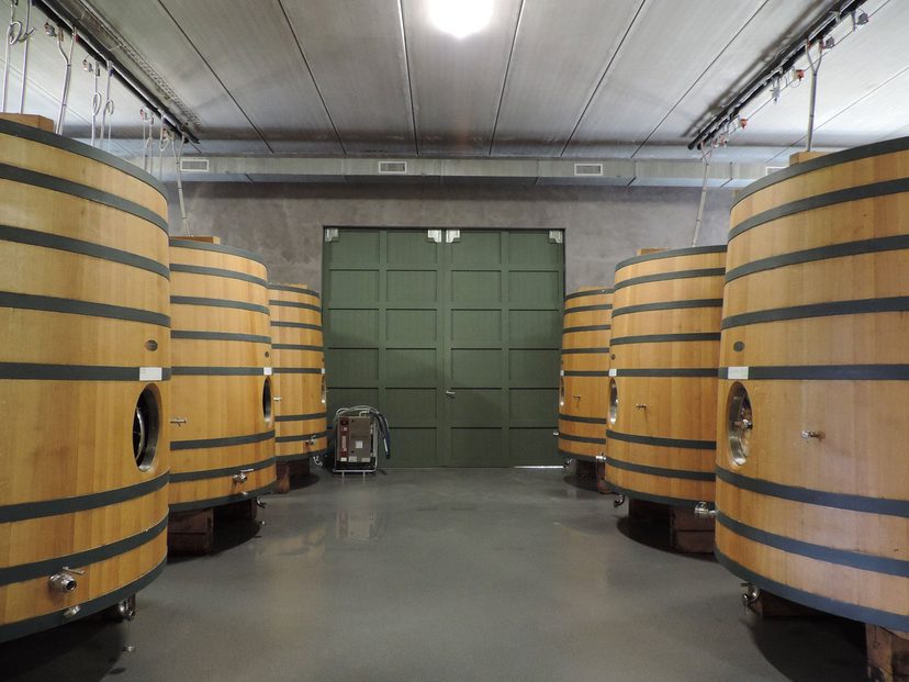 La cuverie et ses grandes cuves en bois