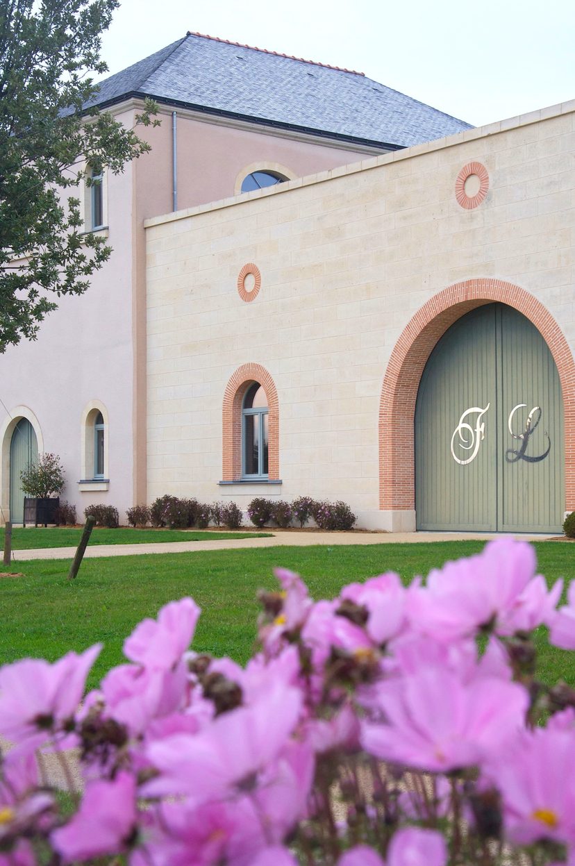 La façade et le portail du domaine