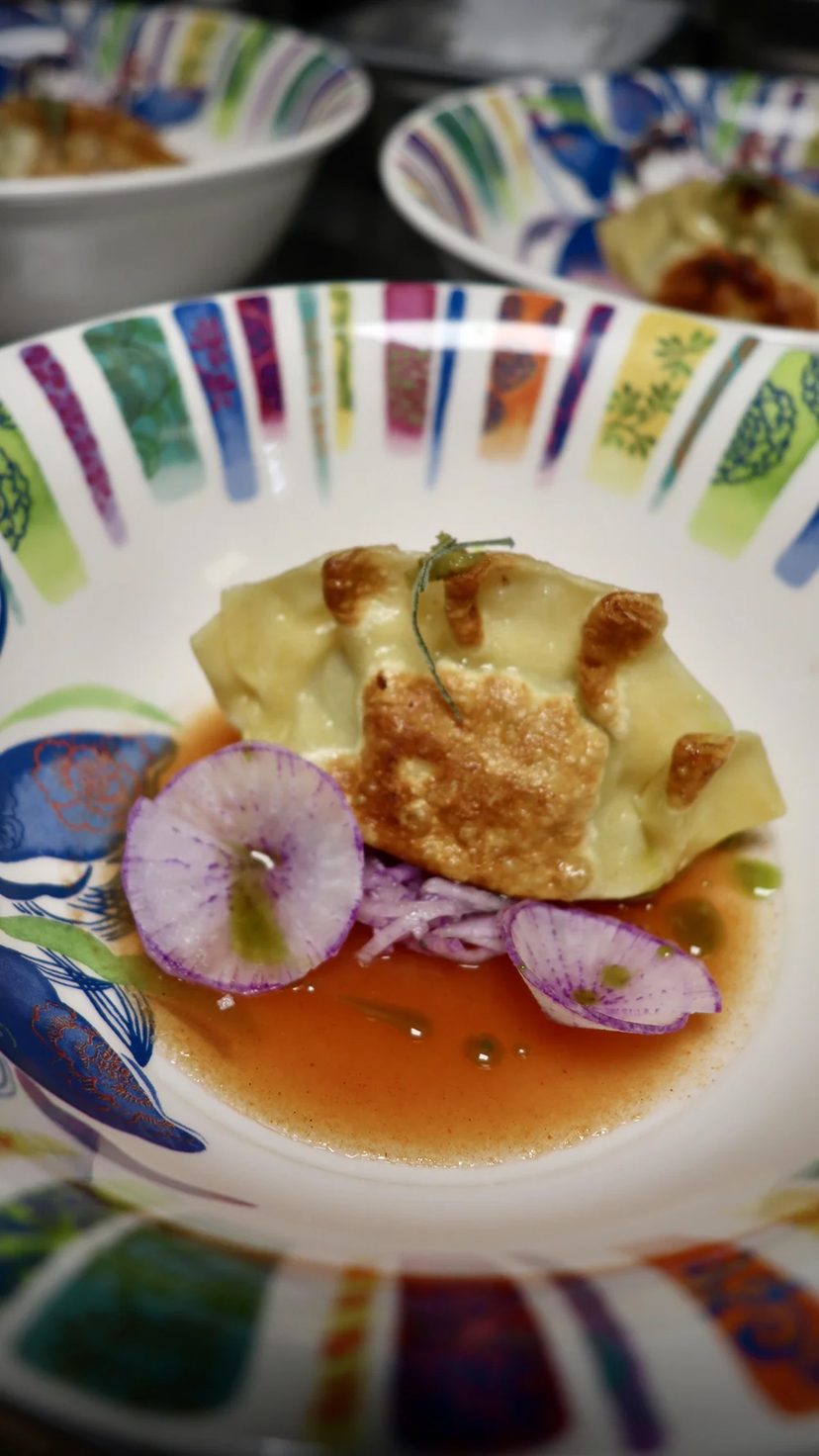 Une raviole en bouillon, servie à La Ruchotte