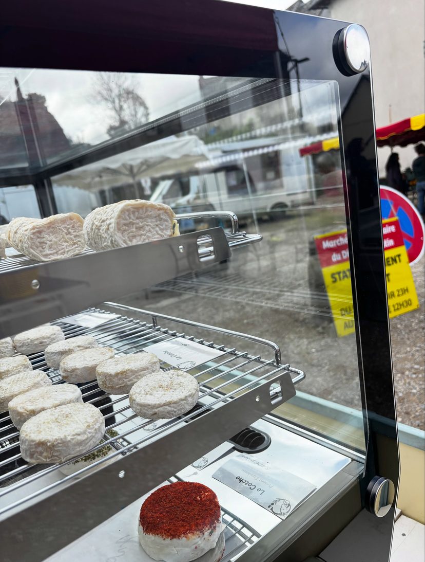 La vitrine des fromages au marché, avec le Cotche au piment d'Espelette