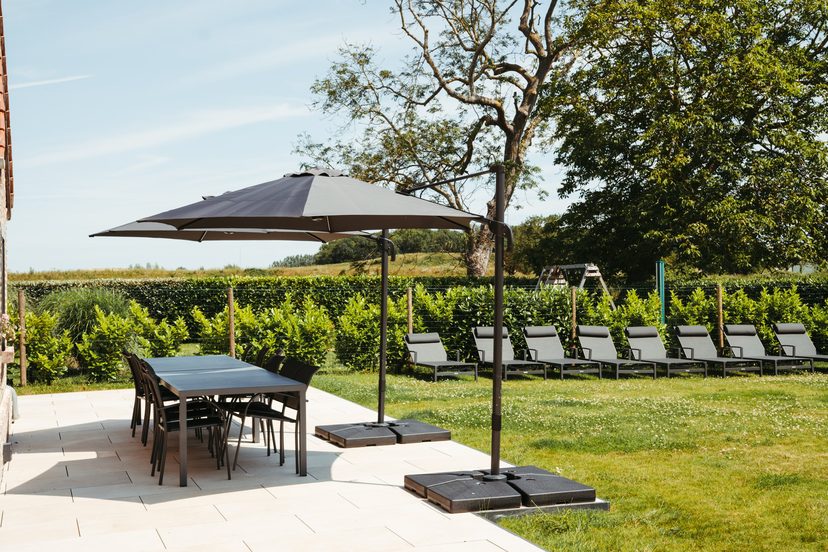 La terrasse et la table pour quinze