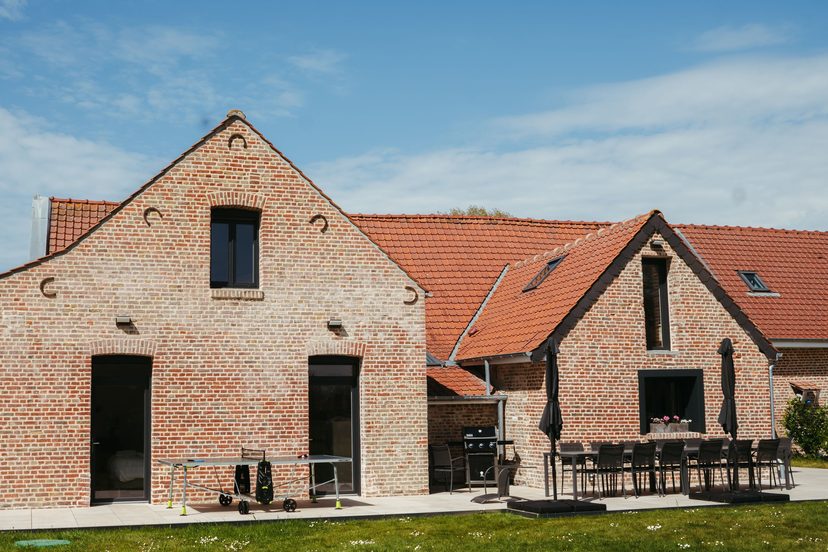 Le pignon de brique et la terrasse